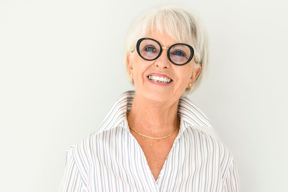 Ältere Frau mit auffälliger schwarzer Brille